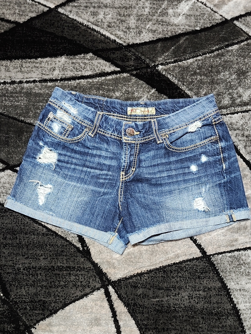BKE CULTURE EMBROIDERED DISTRESSED CUFFED MID-RISE DENIM JEAN SHORTS